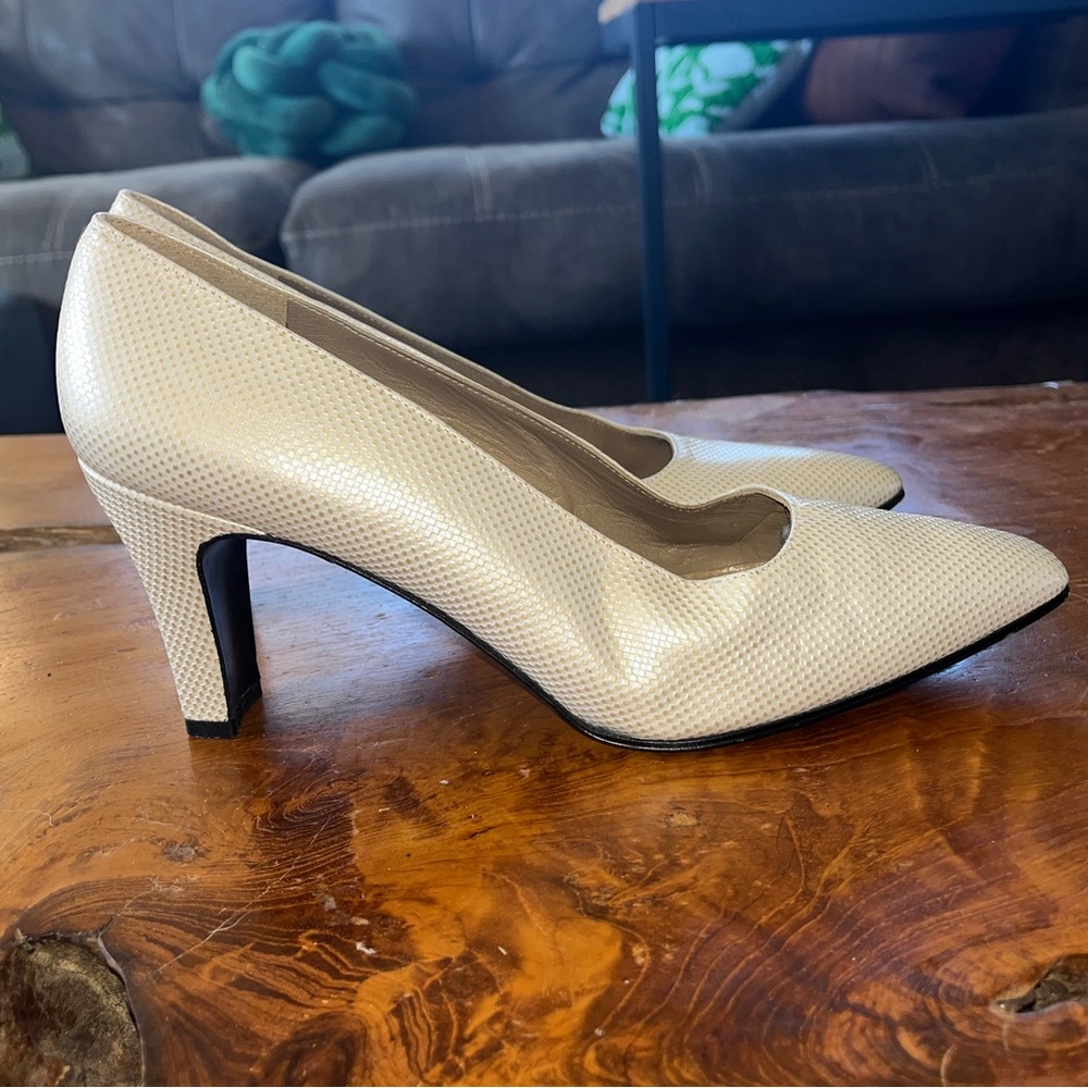 Stuart Weitzman Vintage Ossarah Pumps 7.5